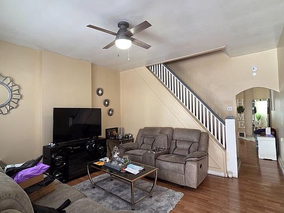 3rd image of 842 Church St