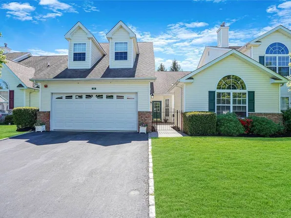 12 Tina Ln, Mount Sinai, NY 11766