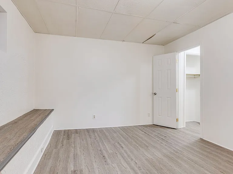 01 - 705 Brownsville — Photo 32