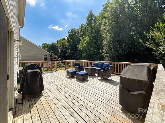 3rd image of 15904 Circlegreen Dr