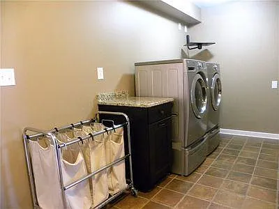 5880 S 700 E — Photo 29