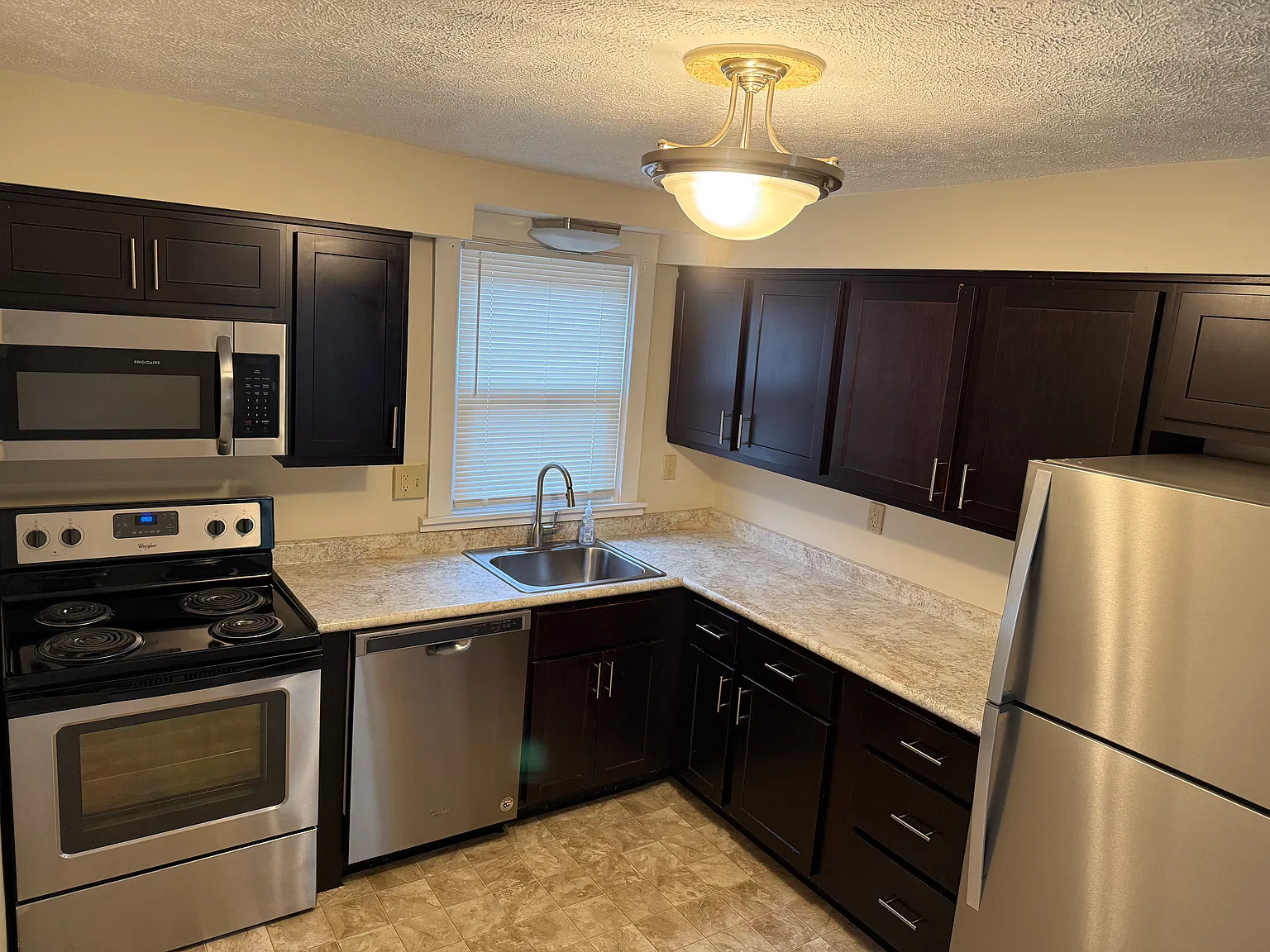 2 bedroom 1 bathroom duplex — Photo 2