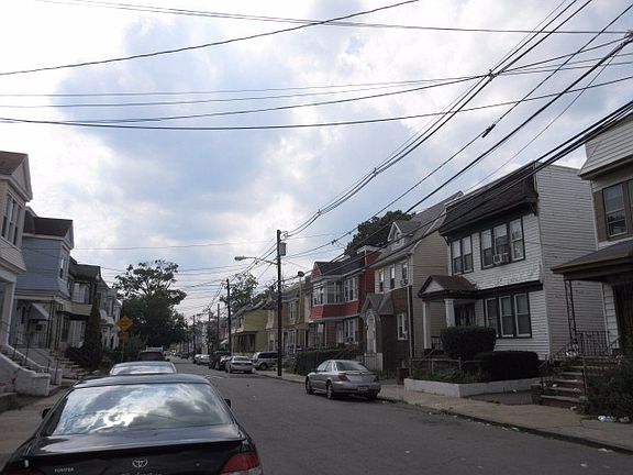 Exterior Neighborhood (street photo)