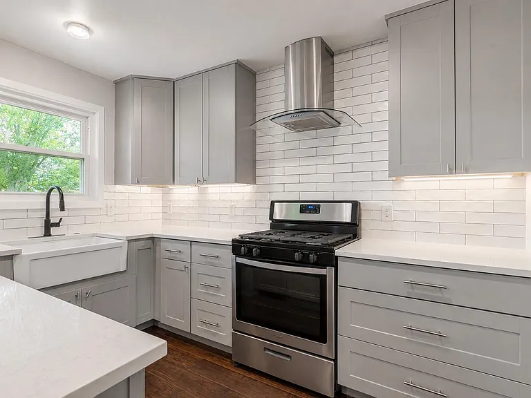 9706 Cottle Dr — Photo 2
