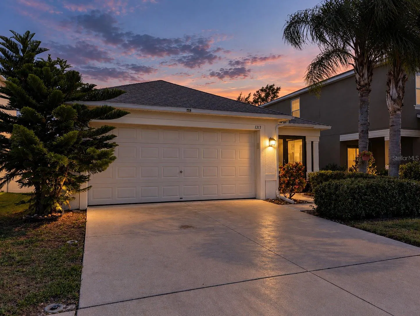 3 bed, 2.0 bath, 1360 sqft, $2,100 — Photo 2