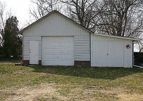 Garage w/hay shed