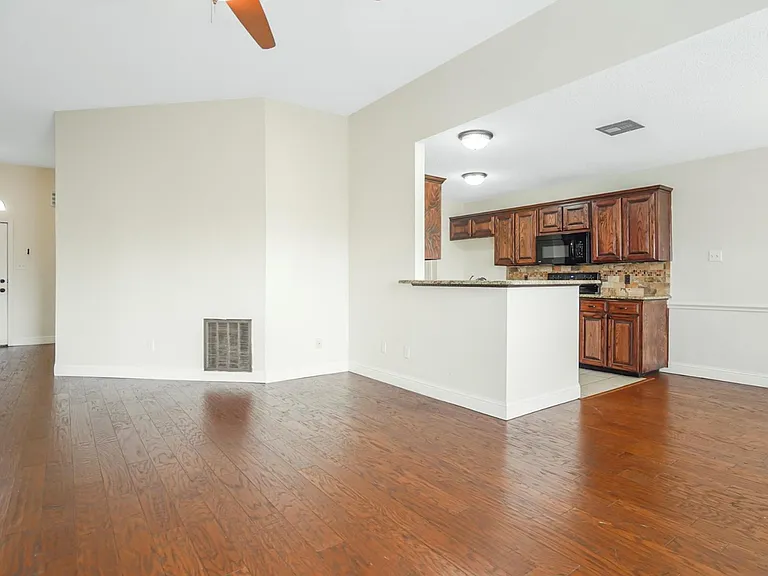 926 Meadow Cir S — Photo 3
