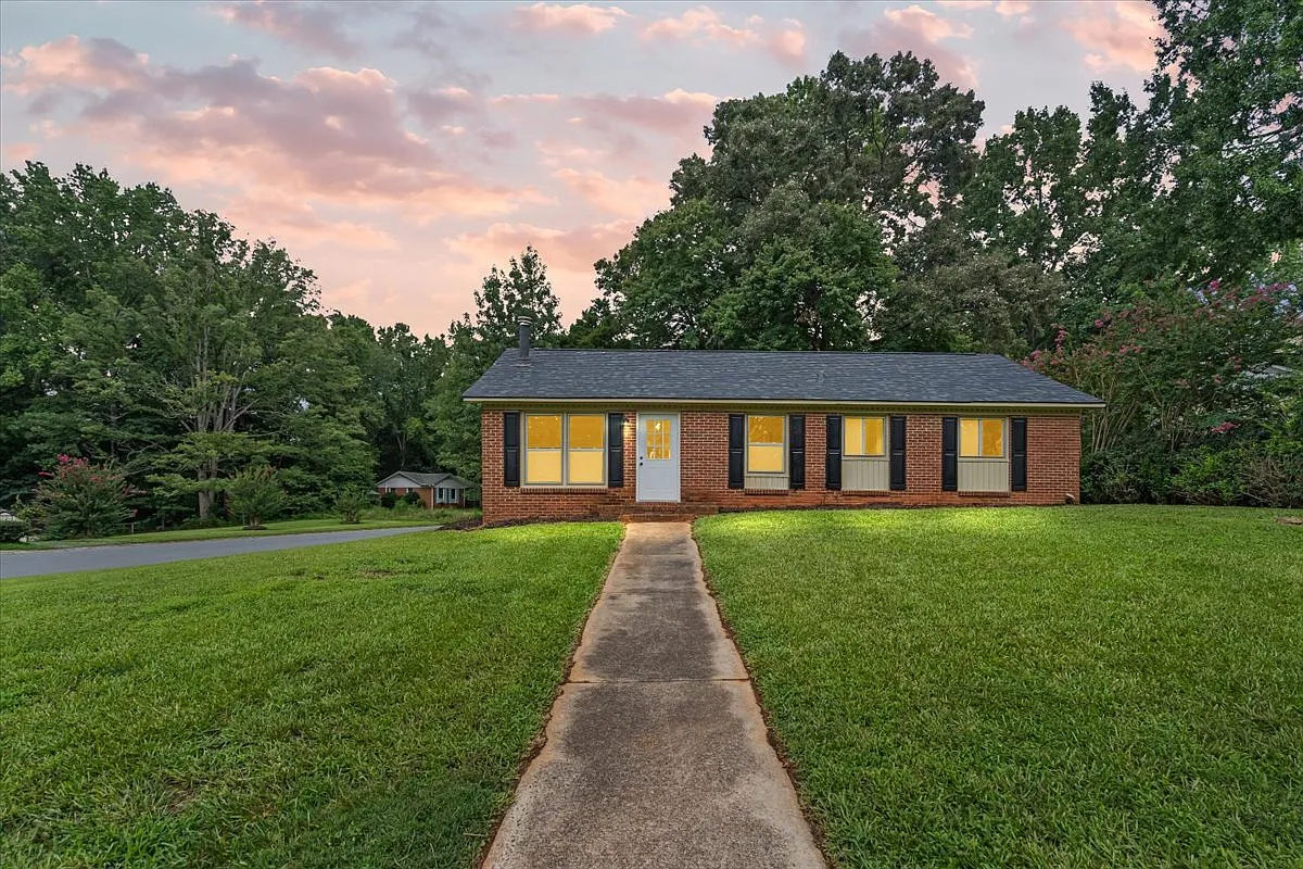 3 bed, 1227 sqft, $2,095 — Photo 3