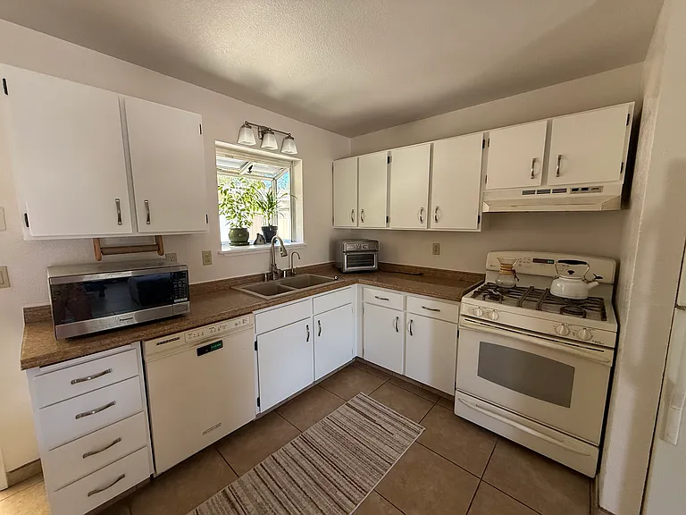 45 Compton Ter — Photo 4