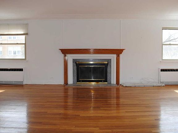 5th image of 2820 W Glenlake Ave