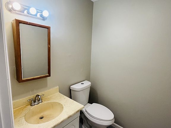 4th image of 846 N Main St APT J