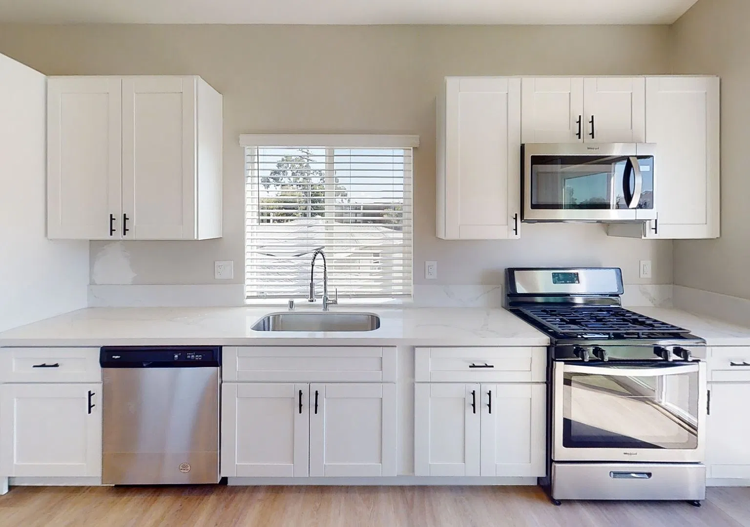 Comes With Tv! 4bd/2ba Private Yard And 4 Off Street Parking Spots! — Photo 4