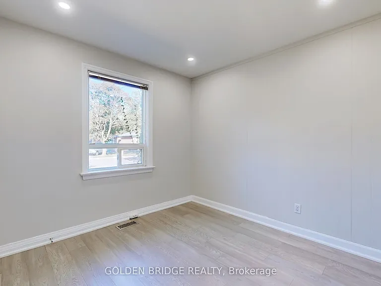 438 Centre St E — Photo 14