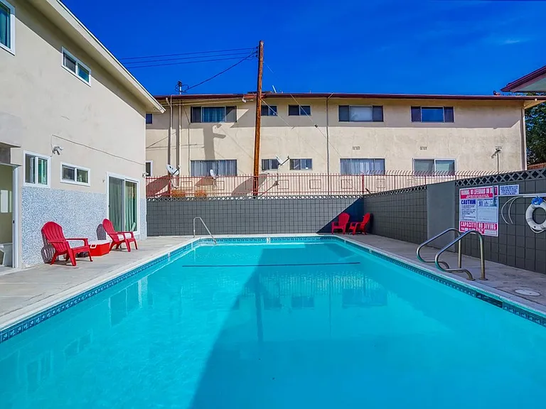 Retro Style Apartment Building with Pool and Gym - Secure, Modern and Lease-Ready! — Photo 11