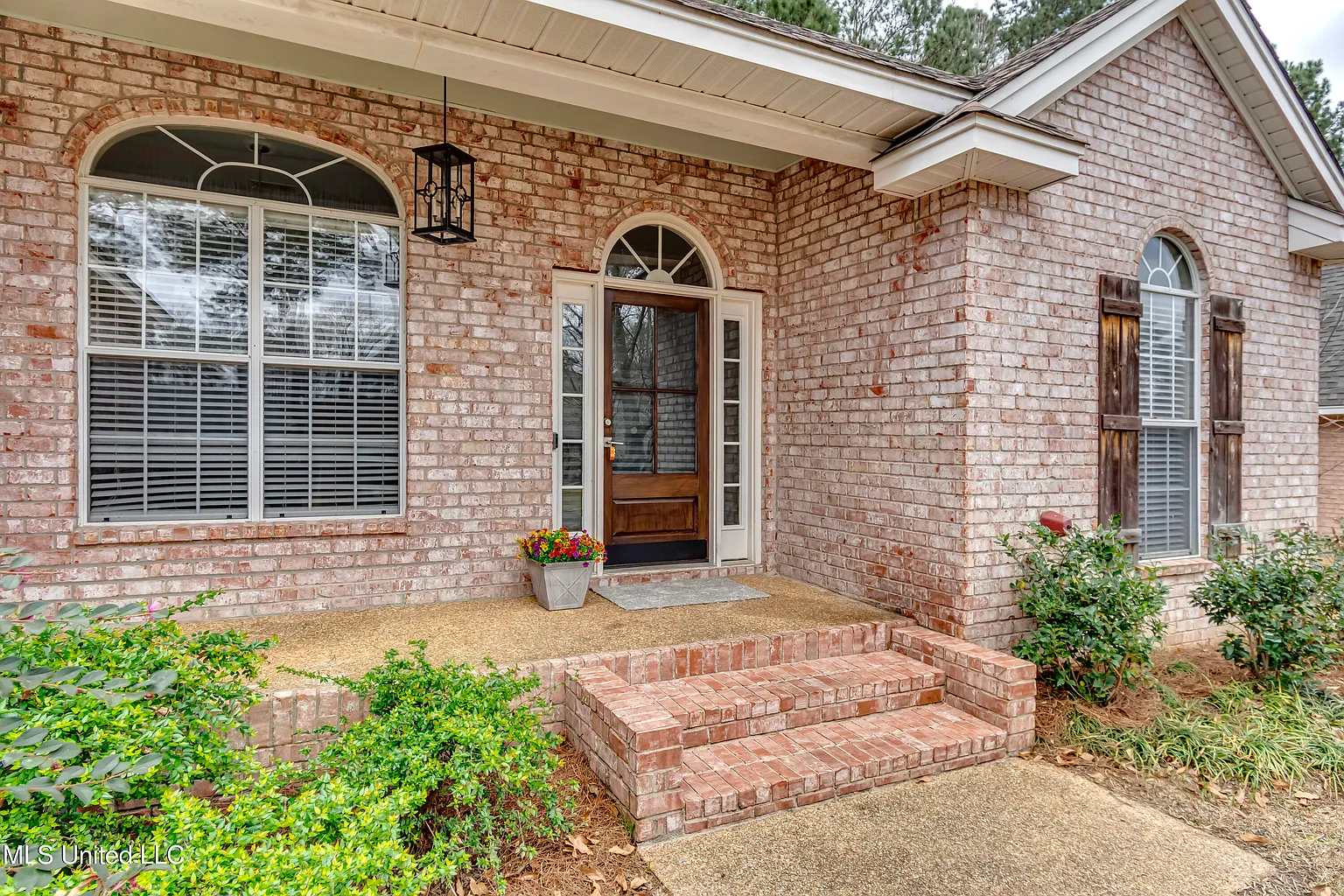 619 Hampshire Dr photo 1