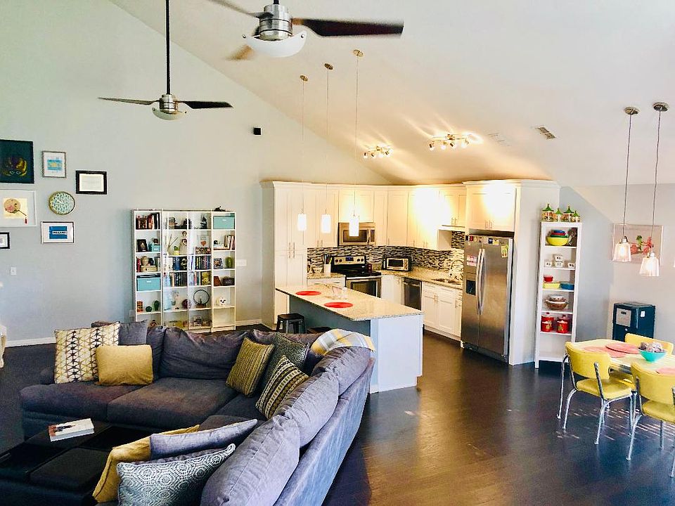 1st image of 2565 Albion Ave