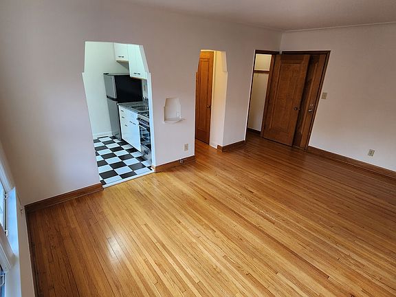 4th image of 227 Montrose Pl APT 205