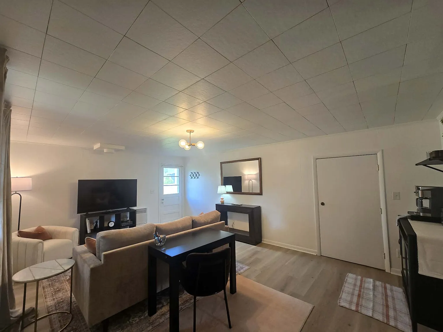 1 bed, 700 sqft, $1,200 — Photo 2