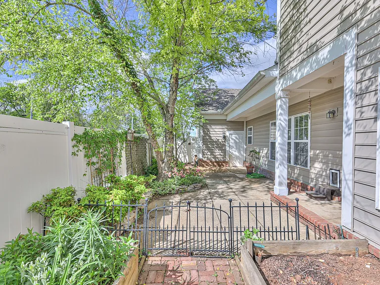 2111 Gold Valley Dr — Photo 31