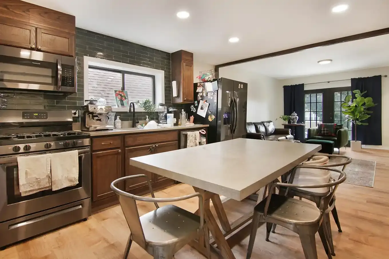 3719 S Winchester Ave — Photo 2