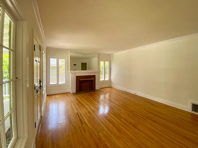 1051 N Wilson Ave — Photo 2