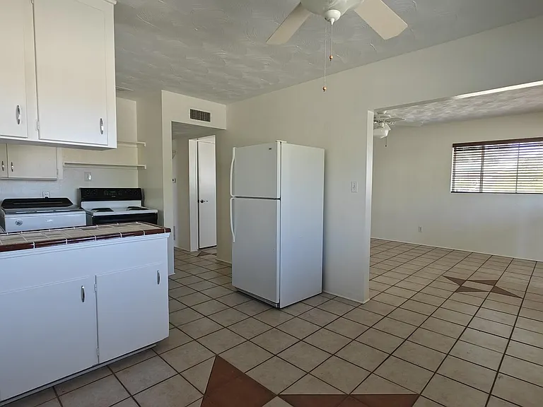 2260 E Spring St — Photo 8