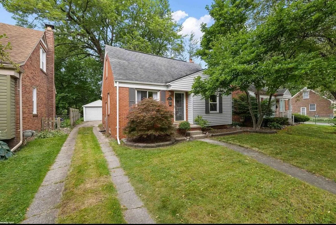 3 bed, 938 sqft, $2,100 — Photo 1