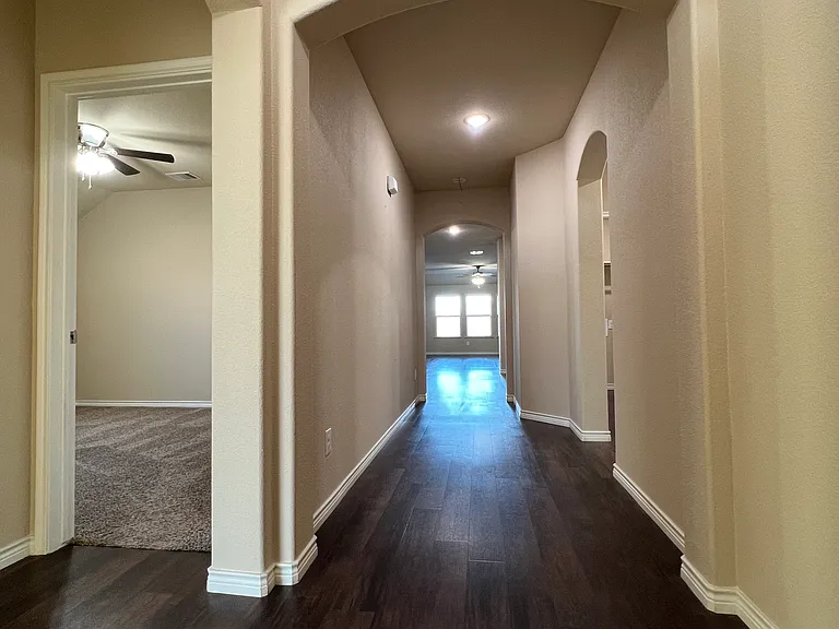 569 W Kara Dr — Photo 2