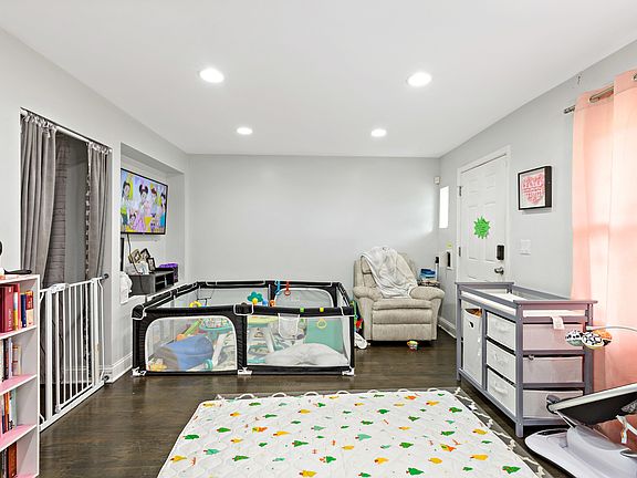 2nd image of 10446 S Corliss Ave