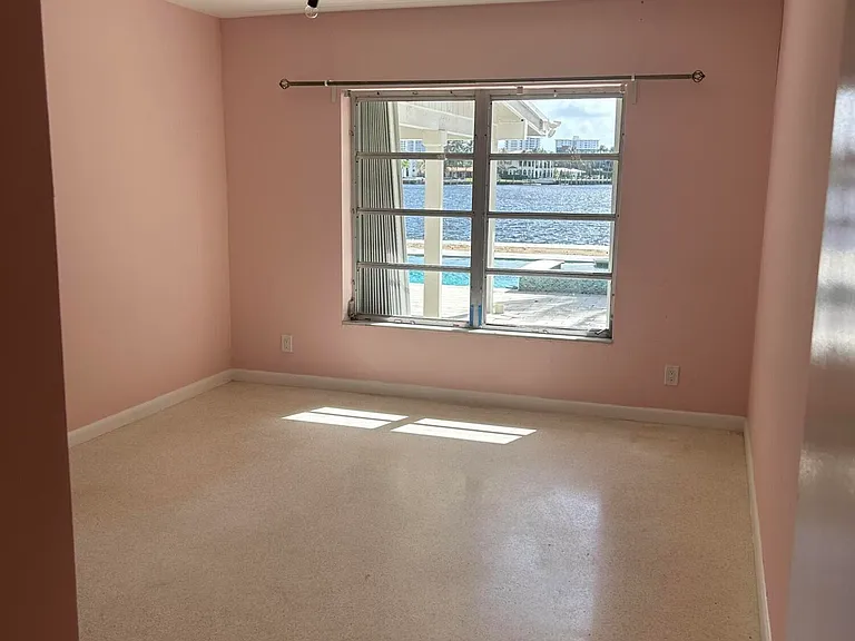 704 NE 20th Ave — Photo 10