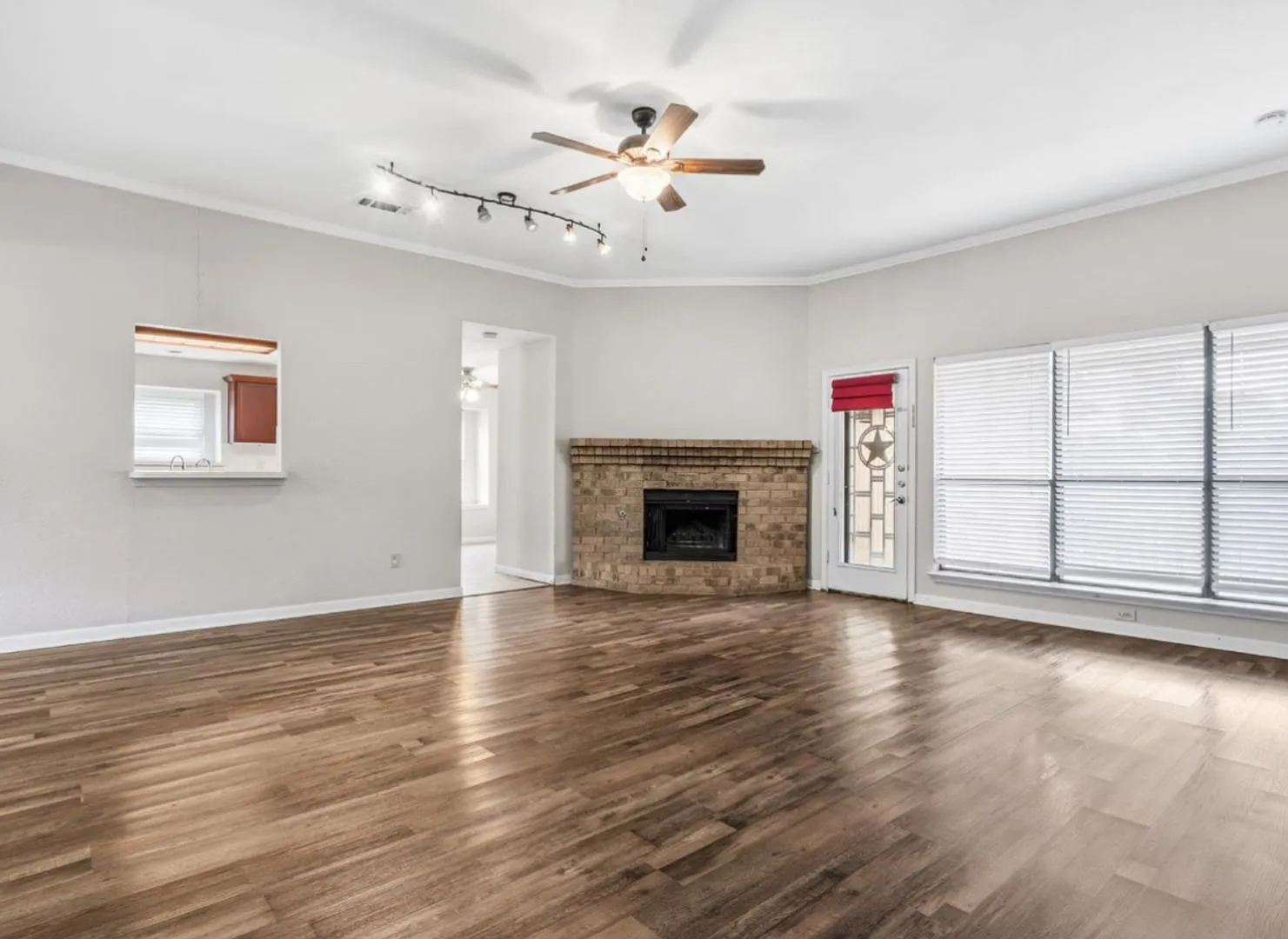 Great Plano 3/2/2 ready for immediate move in — Photo 3