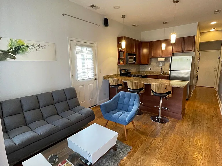 2025 W Erie St #1R — Photo 1