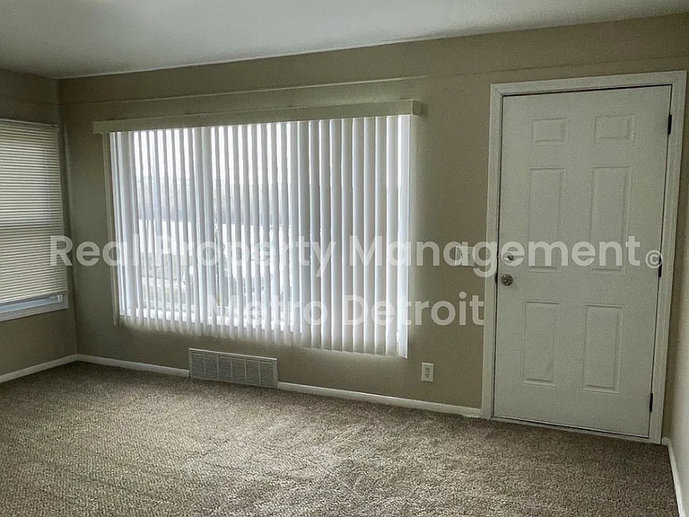 1173 Featherstone Rd — Photo 2