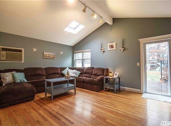 4th image of 10 Evelyn Ct