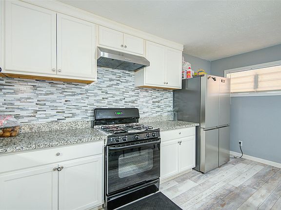 3rd image of 905 Bank Dr