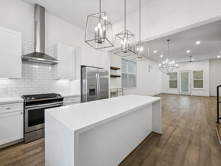 1222 W 21st St — Photo 9