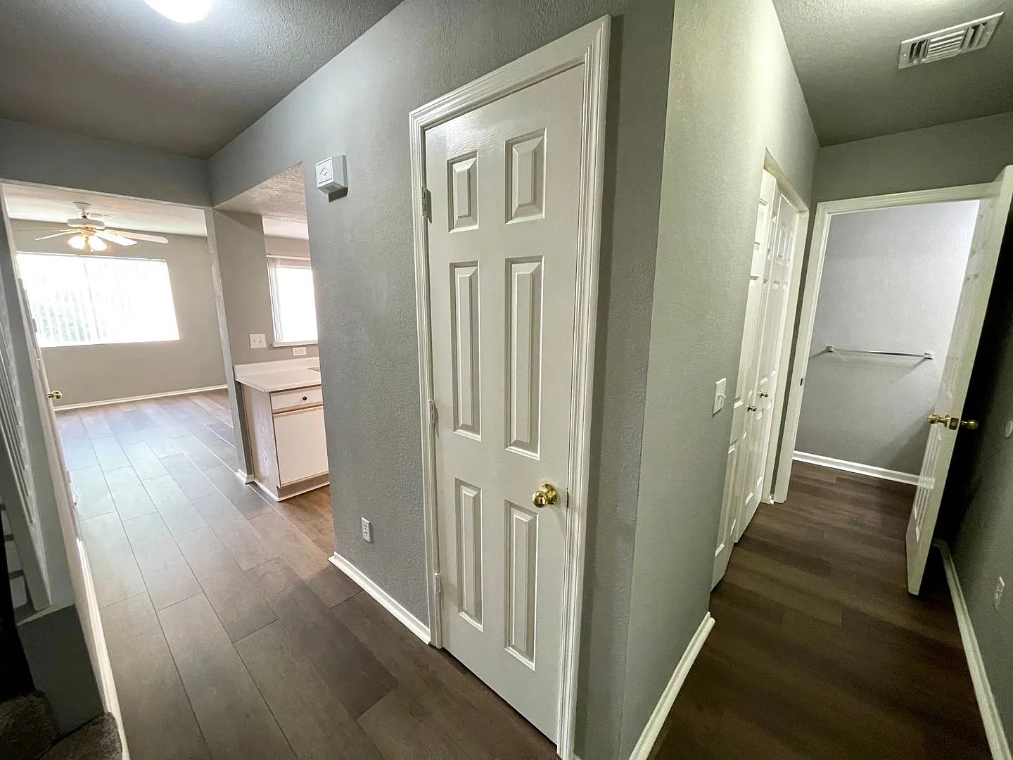 Nice 3 bedroom, 2.5 bathroom home in quiet neighborhood — Photo 3