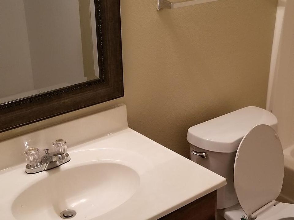 Full bathroom in hallway