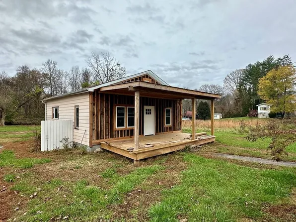 96 Hiawassee St, Hayesville, NC 28904