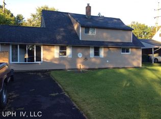 28 Roundwood Ln, Levittown, PA