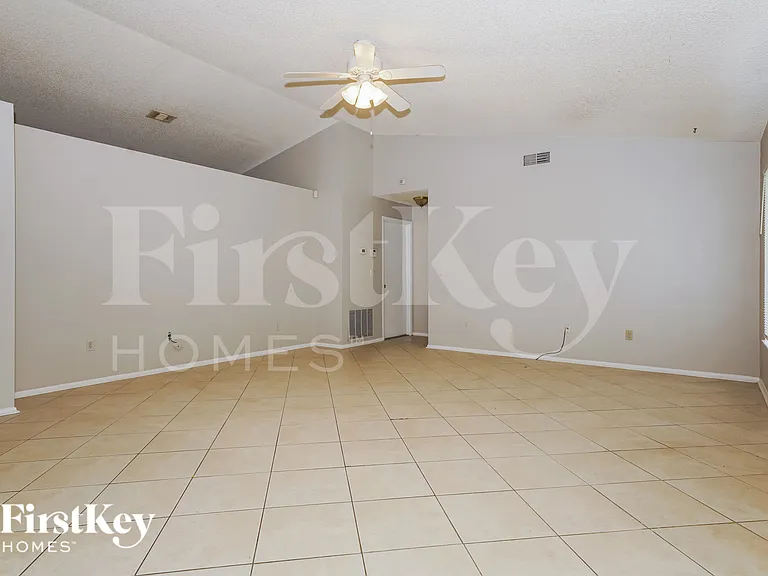 1389 Trollman Ave — Photo 3