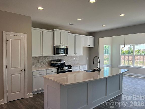 4th image of 262 Corrie Ann Dr