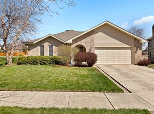 8001 Chesterton Dr, Woodridge, IL 60517