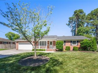 725 Lord Nelson Dr, Virginia Beach, VA 23464