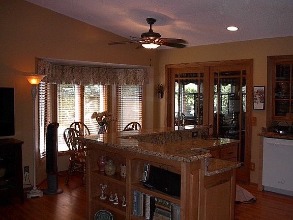 Hardwood Flrs Kit/LRM/2 BR