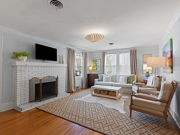 4th image of 237 Gordon St