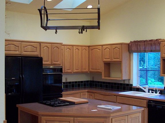 huge kitchen w/ double ovens, jenn-air cooktop, garden window, vaulted ceiling