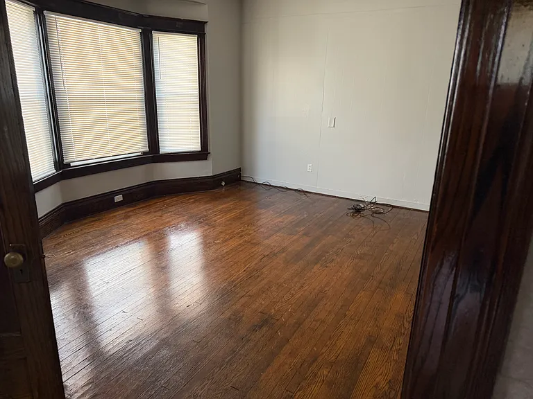 365 Alexander St — Photo 4