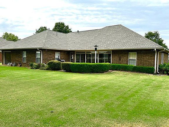 3rd image of 806 Country Club Cir