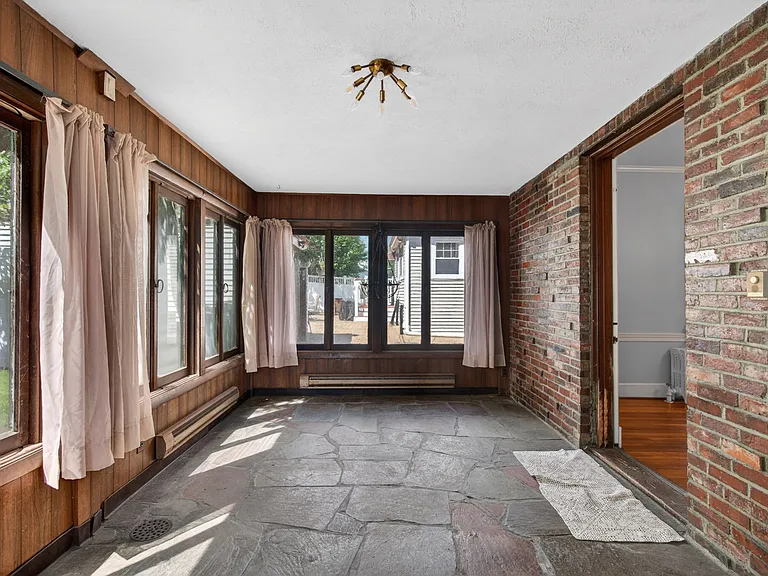 28 Thurlow Ave — Photo 13